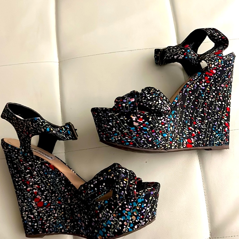 EUC Steve Madden Navy Floral Strappy Wedges SZ 7.5